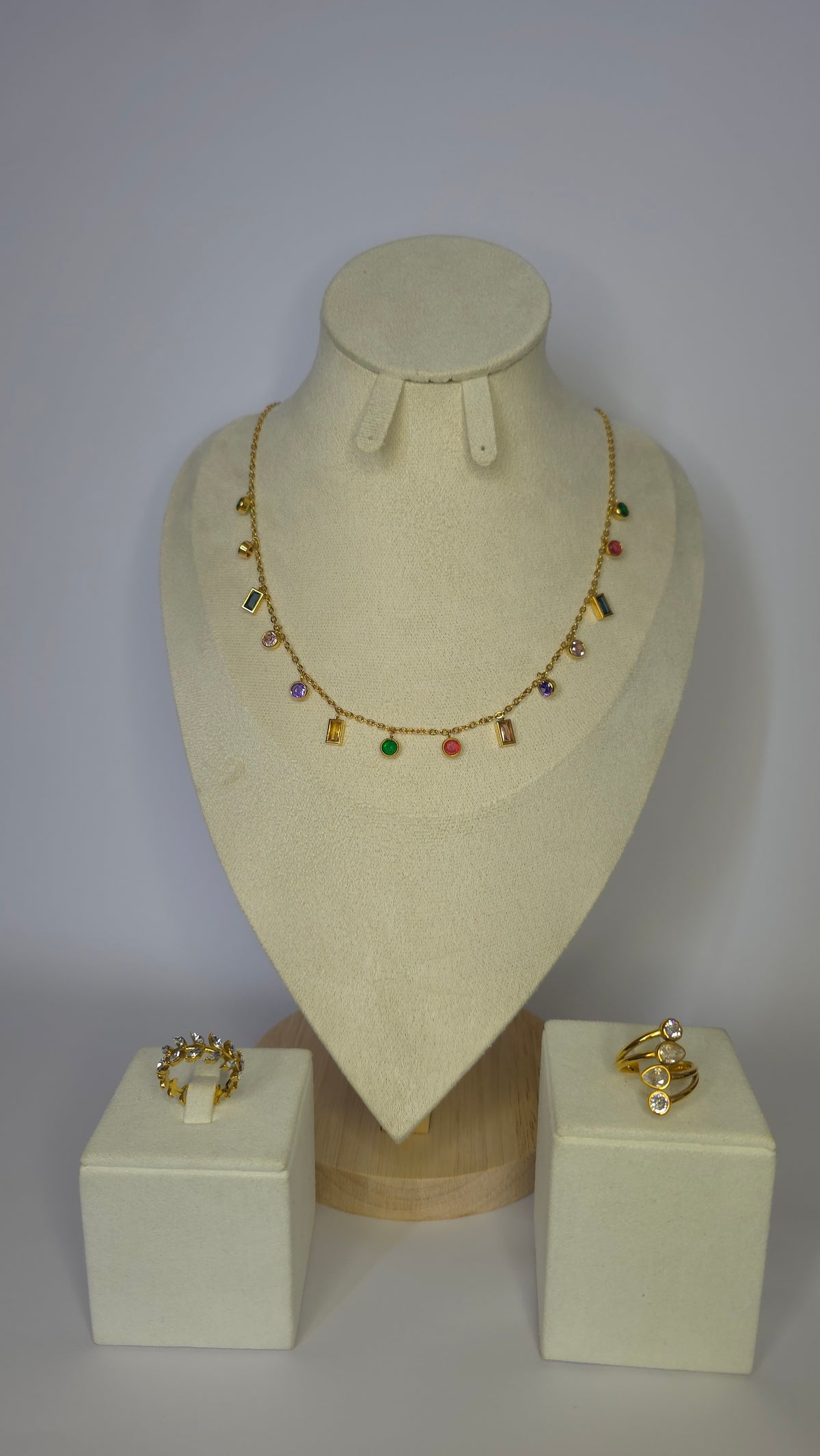 Conjunto collar piedra colores con 2 anillos