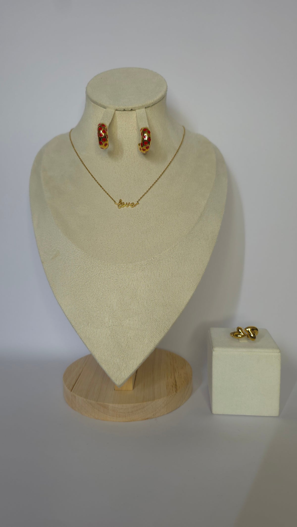 Conjunto collar Love con anillos y aros de corazón