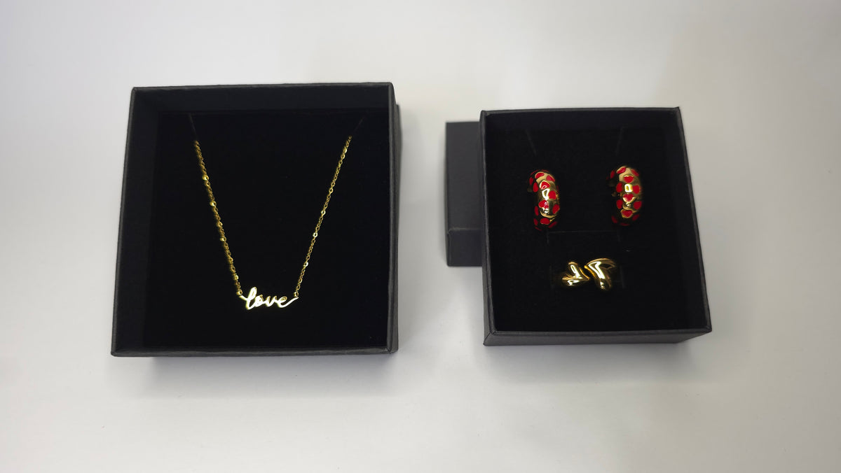 Conjunto collar Love con anillos y aros de corazón