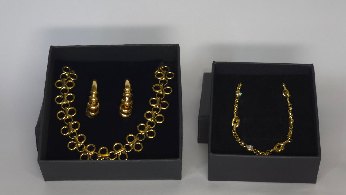 Conjunto collar trébol con aros redondos y pulsera