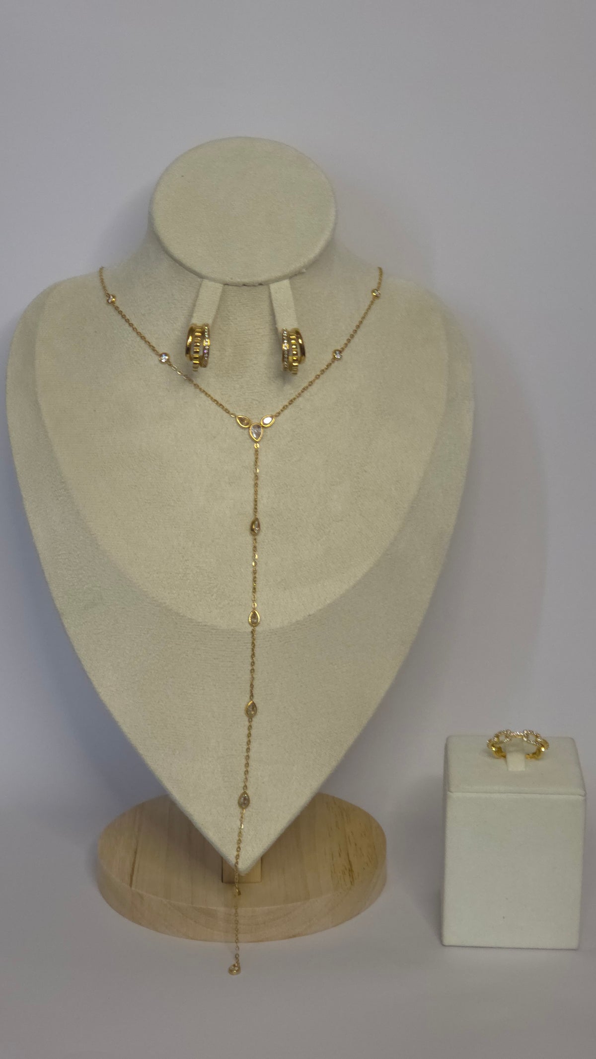 Conjunto Collar con forma de Y con aros y anillos con incrustaciones