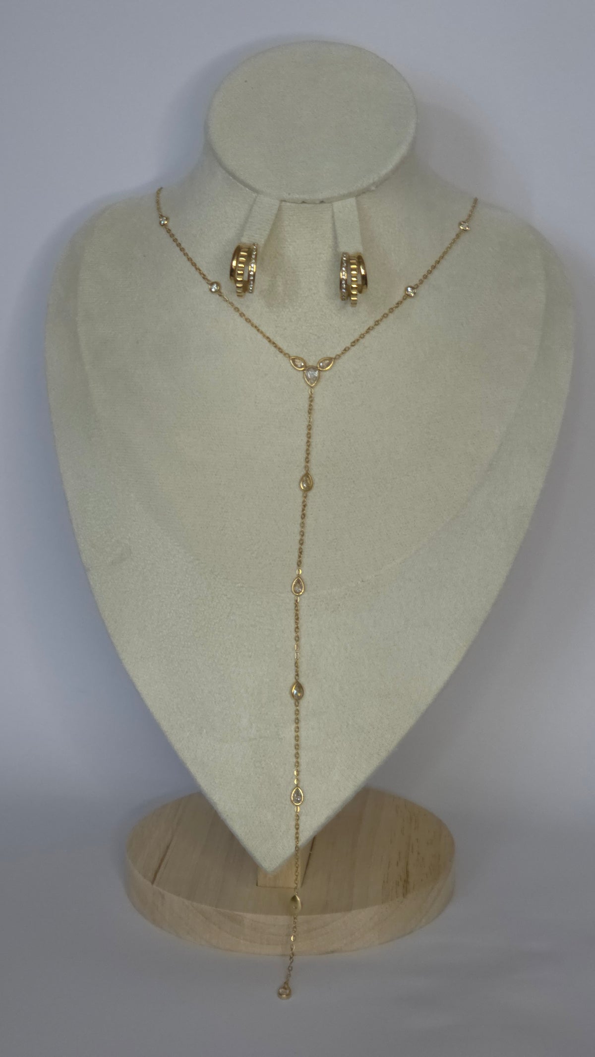 Conjunto Collar con forma de Y con aros y anillos con incrustaciones