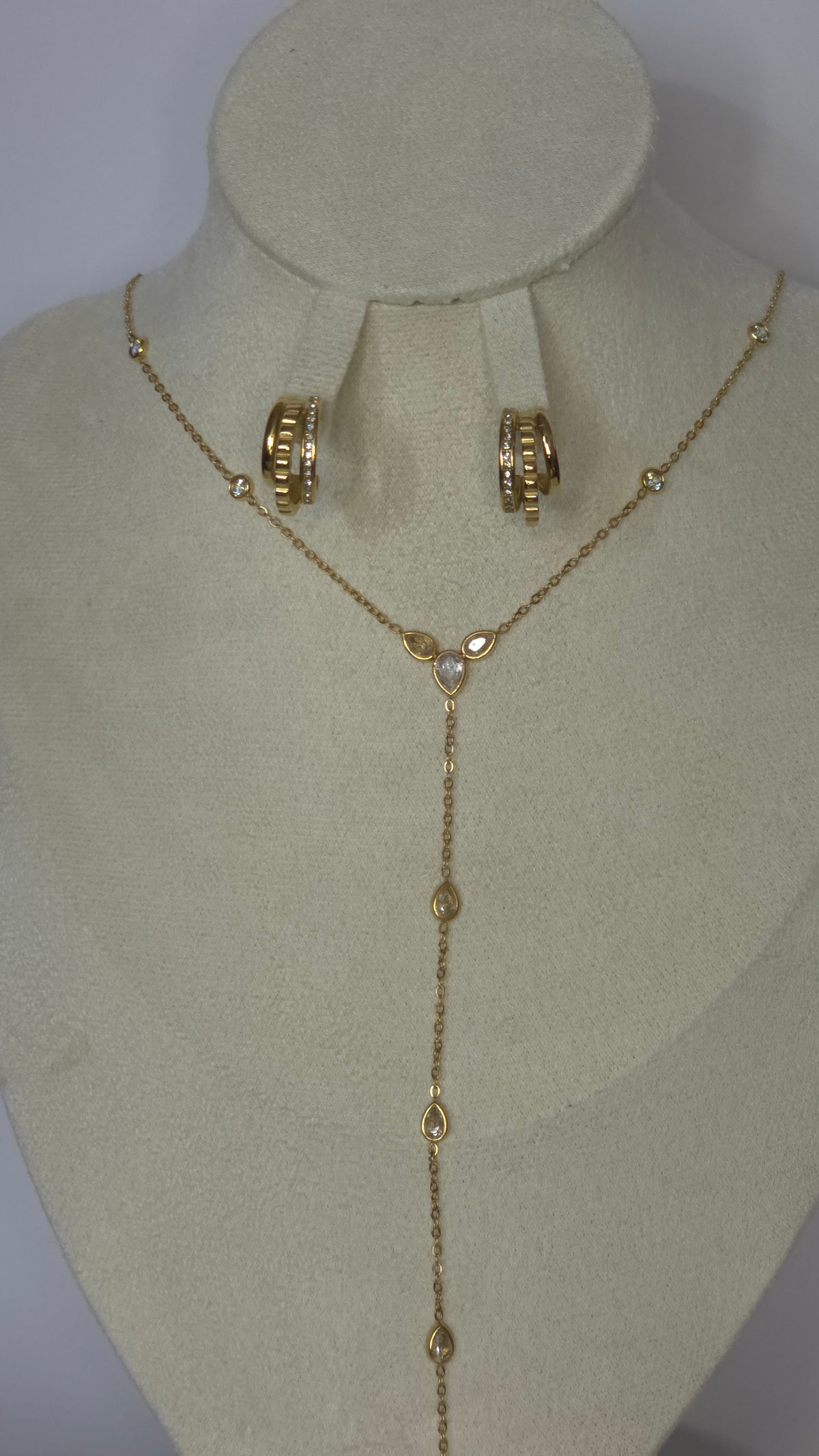 Conjunto Collar con forma de Y con aros y anillos con incrustaciones