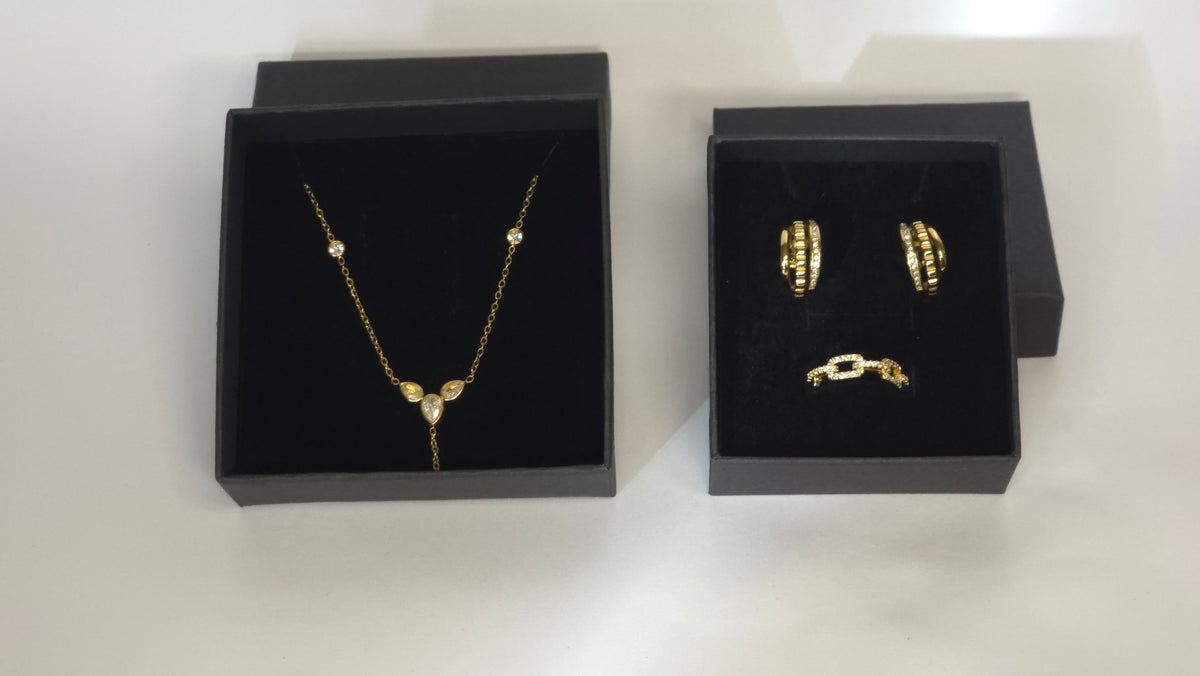Conjunto Collar con forma de Y con aros y anillos con incrustaciones