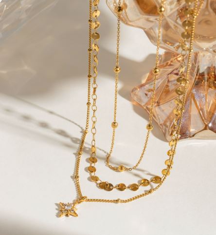 Collar con dije de estrella de tres capas