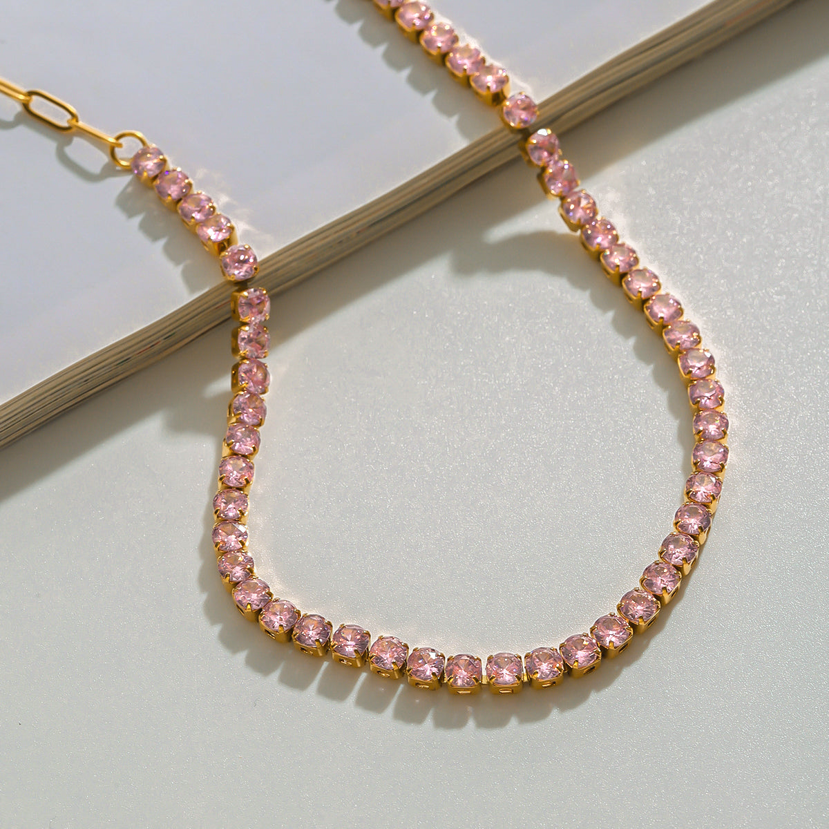 Collar de tenis con cristales rosados
