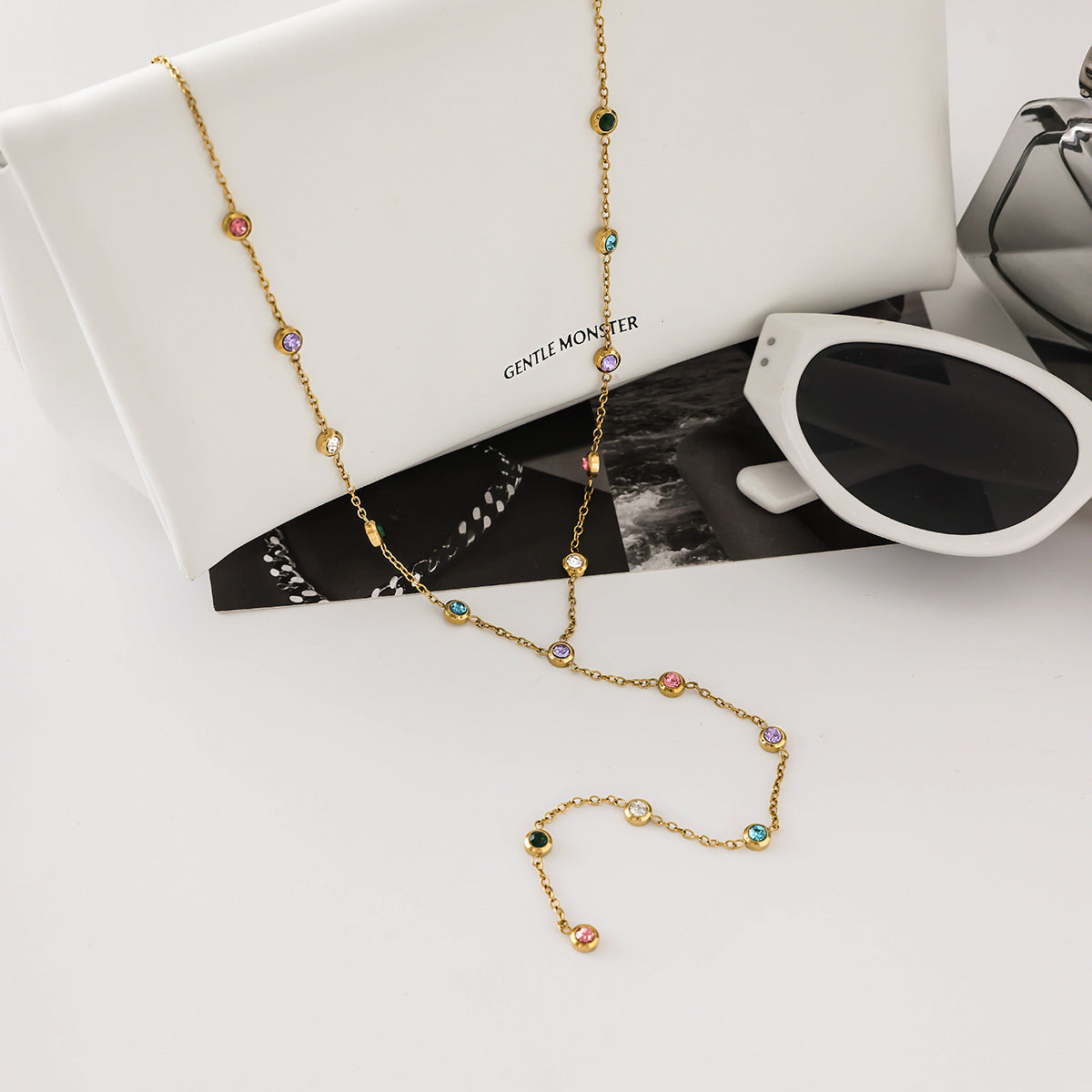 Collar con forma de Y con borla de colores incrustado