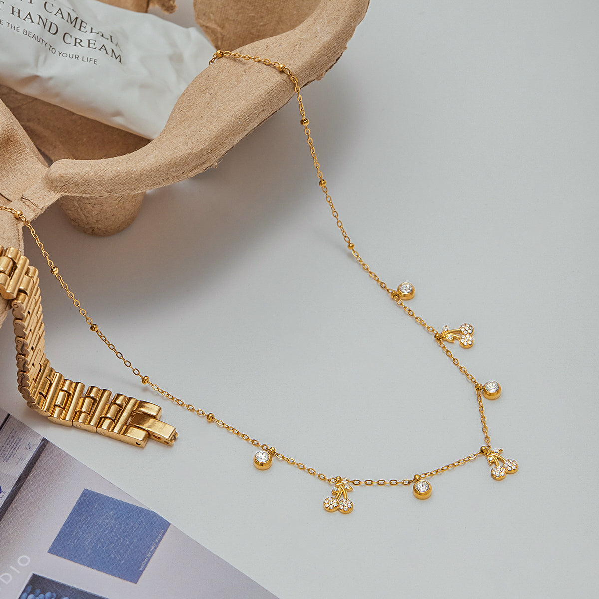 Collar con dijes de cereza y circonita