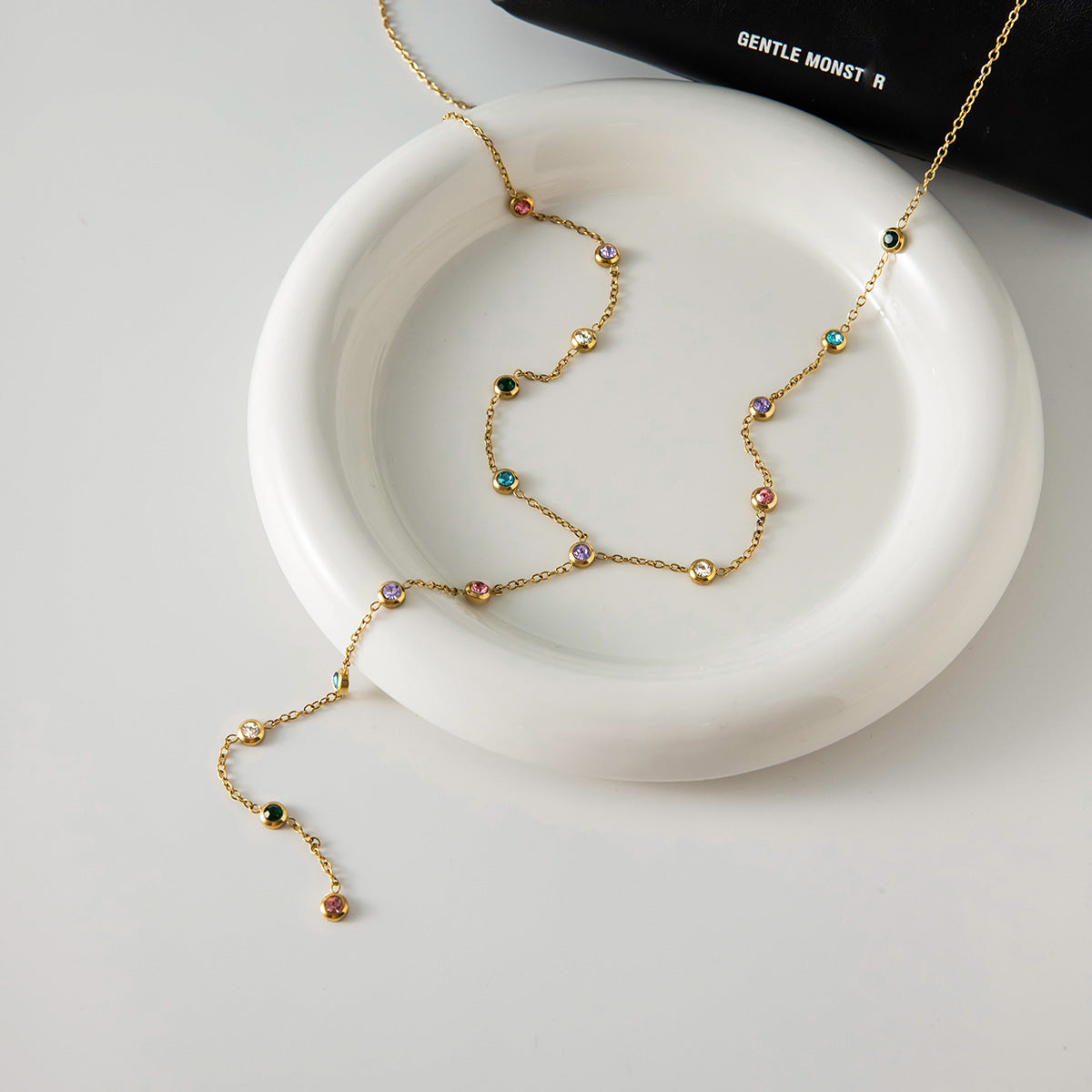 Collar con forma de Y con borla de colores incrustado