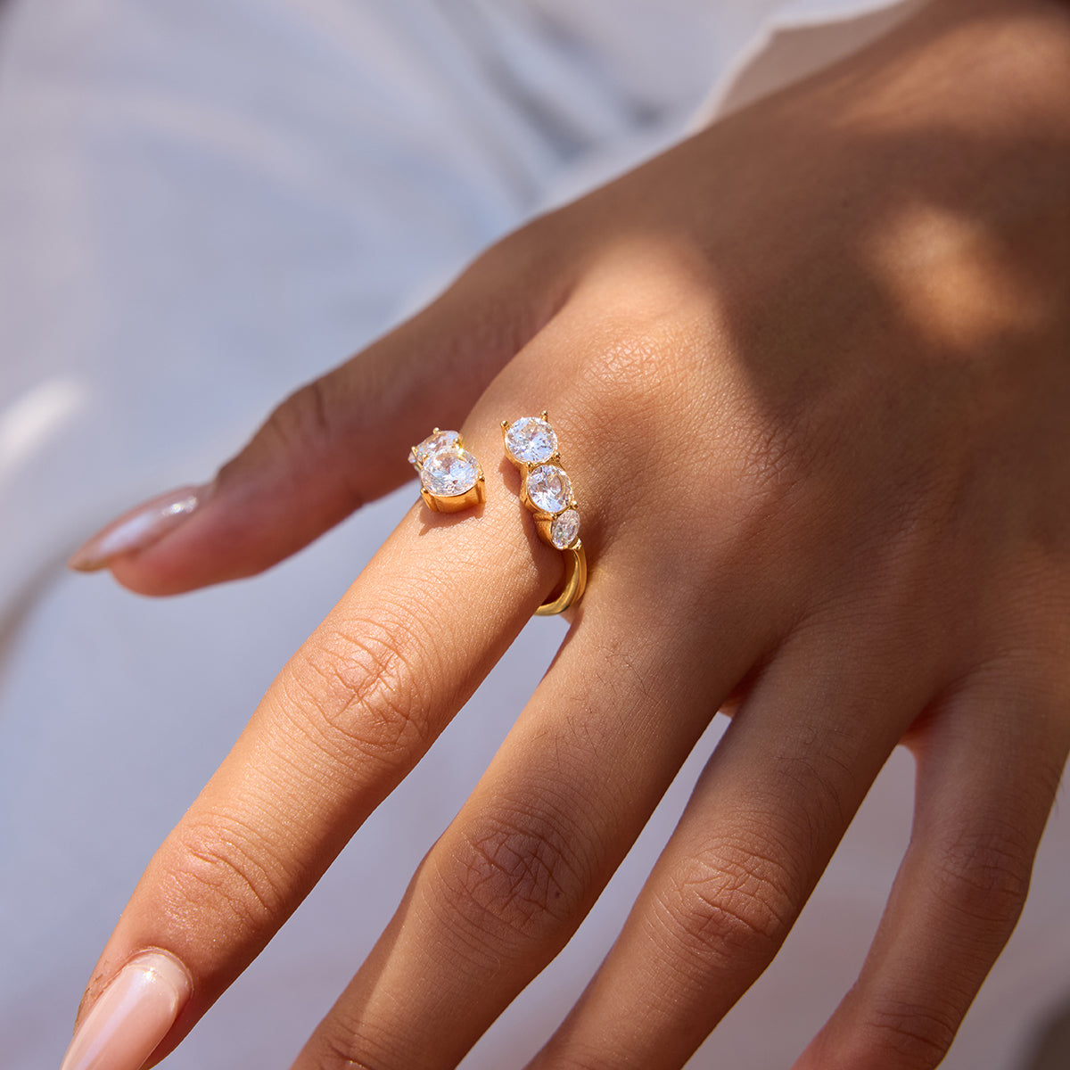 Anillo ajustable con circonita blanca redonda entrelazada