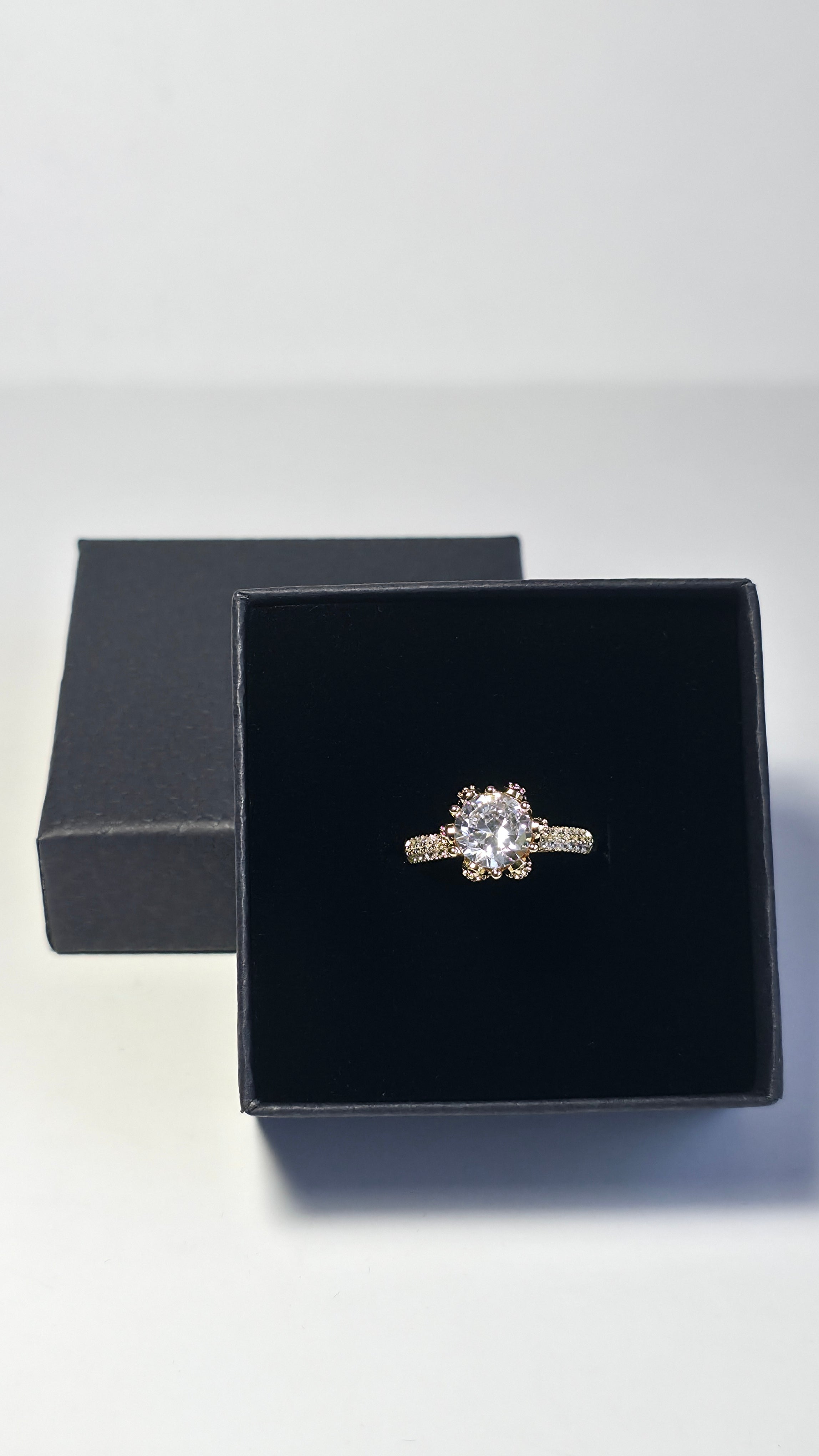 Anillos con circonita, con diseño de flor abierta y circonita cúbica grande